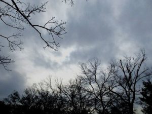 気がつけば頭上に国家雪催ひ